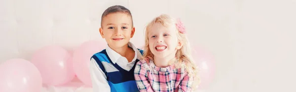 Feliz blanco caucásico divertido niños riendo abrazos. Mejor papas fritas — Foto de Stock