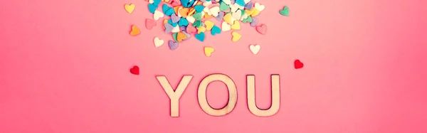 Feliz día de San Valentín. Hermosa tarjeta con corazones coloridos caramelos —  Fotos de Stock