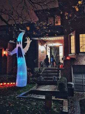 Toronto, Ontario, Kanada - 31 Ekim 2019: Çocuk arkadaşları