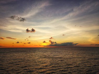 Idyllic koyu kırmızı güzel gün doğumu veya gün batımı okyanus manzarası