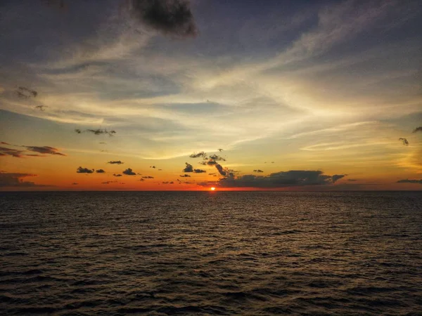 Idyllic koyu kırmızı güzel gün doğumu veya gün batımı okyanus manzarası