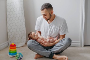 Yeni doğmuş bebeği kucağında tutan mutlu beyaz bir baba. Man p