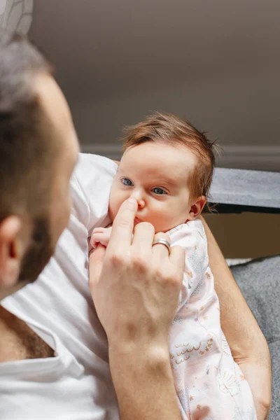 Divertido lindo adorable bebé. Padre sosteniendo llevando divertido recién nacido — Foto de Stock