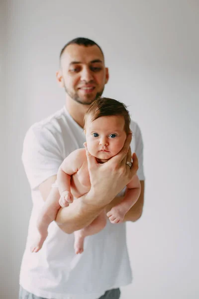 Feliz padre caucásico sosteniendo al bebé recién nacido. Hombre barbudo hombre pa — Foto de Stock