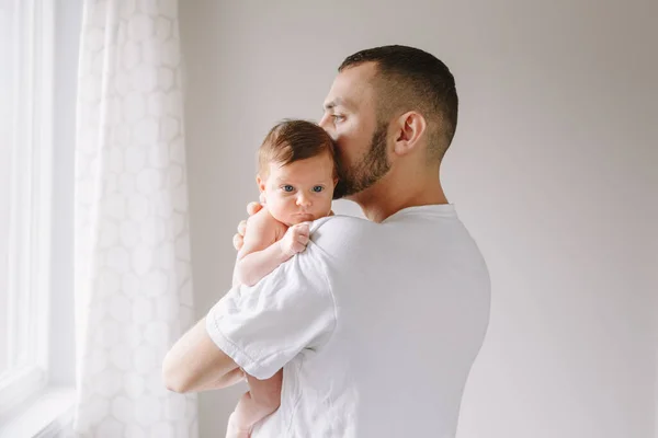 Boldog kaukázusi apa újszülött babával a kezében. Férfi szakállas férfi pa — Stock Fotó