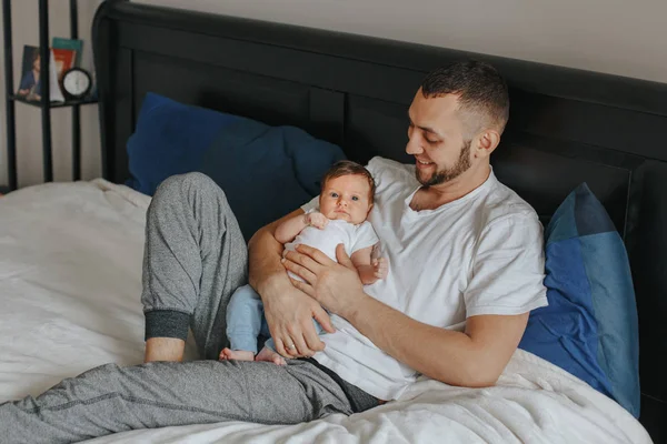 Happy Caucasian father holding newborn baby. Male bearded man pa — Stock Photo, Image