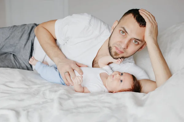 Boldog kaukázusi apa feküdt újszülött baba a hálószobában hom — Stock Fotó