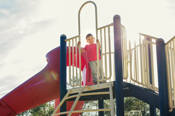 Actief gelukkig dappere blanke jongen kind klimmen trap beklimmen — Stockfoto