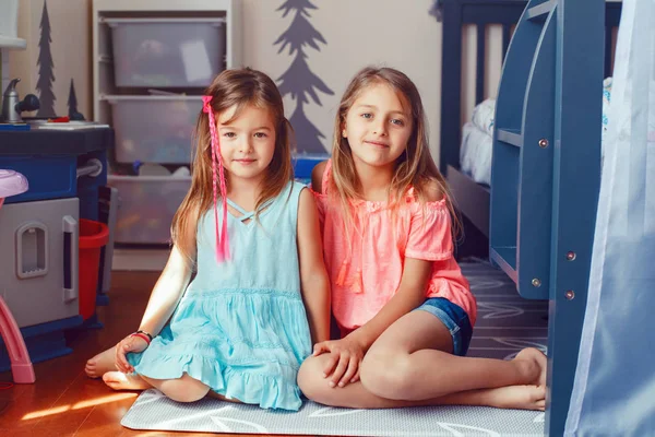 Дві Гарненькі Кавказькі Дівчинки Сидять Вдома Підлозі Щаслива Ідея Відносин — стокове фото