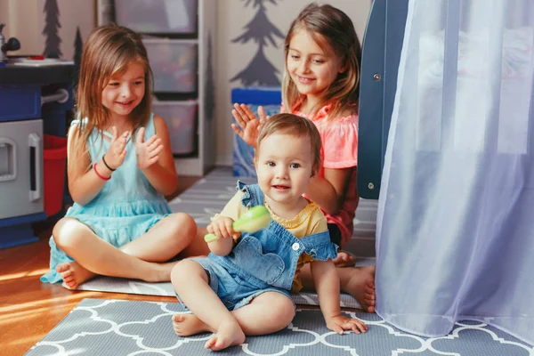 白人女孩的兄弟姐妹们坐在家里的地板上 和学步的妹妹一起玩耍 快乐的朋友关系概念 可爱的孩子们在一起玩耍真正坦率的生活方式时刻 — 图库照片