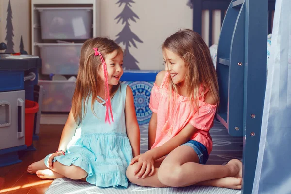 Kaksi Söpöä Pientä Valkoihoista Tyttöä Sisarukset Istuvat Lattialla Kotona Onnellinen — kuvapankkivalokuva
