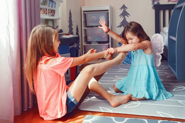 Дві Маленькі Божевільні Розлючені Сестри Ються Вдома Друзі Дівчата Можуть — стокове фото