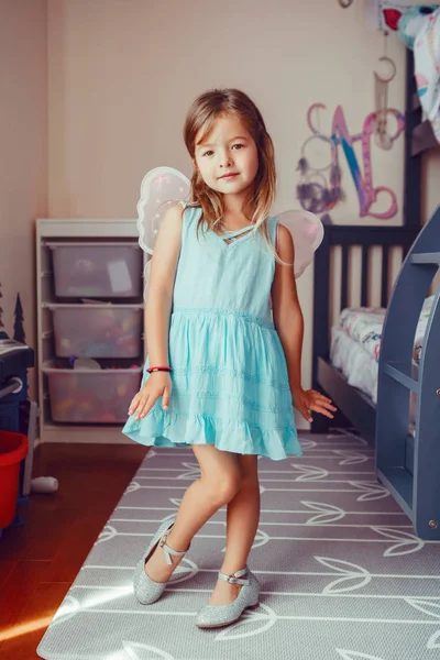 かわいいかわいいかわいい服を着た就学前の女の子は自宅で妖精の王女を果たしている 子供の創造性の想像力とファンタジーの夢のコンセプト 美しいです白人の子供で青いドレスのふり妖精や自己 — ストック写真