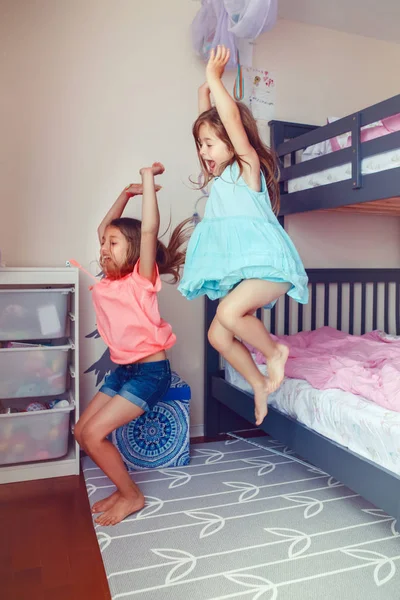 Dos Chicas Caucásicas Lindas Hermanos Saltando Cama Felices Amigos Emocionados —  Fotos de Stock