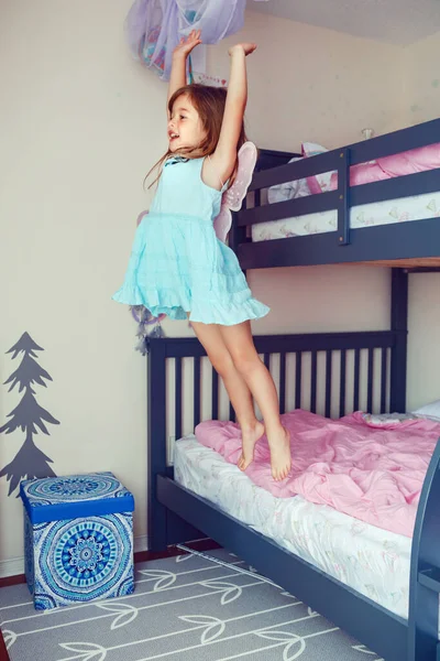 Beyaz Tatlı Kız Yataktan Atlıyor Mutlu Heyecanlı Çocuk Evde Eğleniyor — Stok fotoğraf