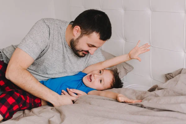 Ayah Muda Kaukasia Bersenang Senang Dengan Anak Laki Laki Orang — Stok Foto