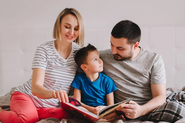 Familia Tres Personas Sentadas Cama Libro Lectura Dormitorio Madre Padre —  Fotos de Stock
