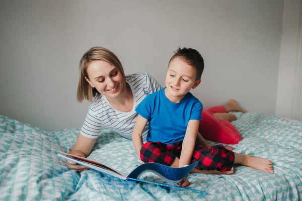 Ibu Dan Anak Kaukasia Bahagia Membaca Buku Kamar Tidur Ibu — Stok Foto