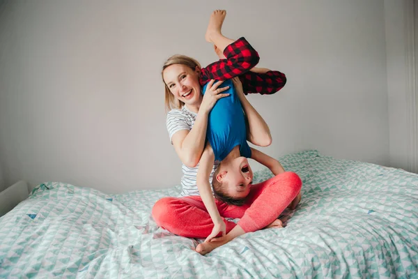 Usmívající Bělošská Matka Syn Doma Hrají Ložnici Máma Drží Dítě — Stock fotografie