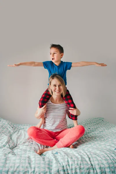 Mère Fils Caucasiens Souriants Jouant Dans Chambre Coucher Maison Enfant — Photo