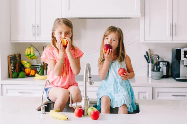 Anak Anak Kulit Putih Makan Buah Segar Wastafel Dapur Saudara — Stok Foto