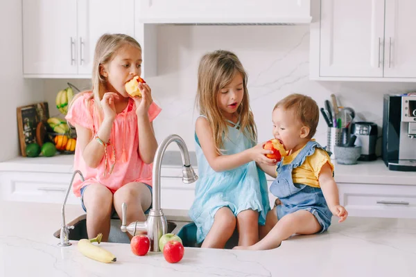 Caucasian Children Girls Eating Sharing Fresh Fruits Sitting Kitchen Sink — Stock Photo, Image