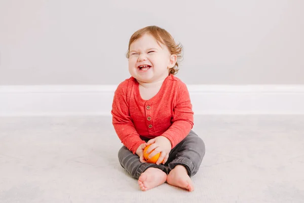 Aranyos Imádnivaló Fehér Kisfiú Aki Citrusféléket Eszik Finom Gyermek Egészséges — Stock Fotó
