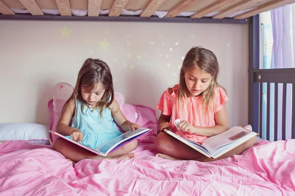 Feliz Irmãs Caucasianas Meninas Lendo Livros Quarto Filhos Irmãos Casa — Fotografia de Stock