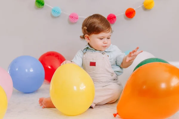 Забавный Белый Мальчик Празднует Свой Первый День Рождения Ребенок Малыша — стоковое фото