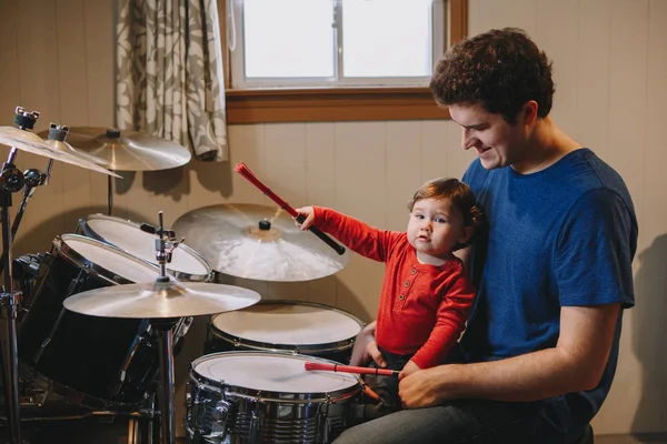 Far Lärde Pojken Att Spela Trummor Förälder Med Småbarn Som — Stockfoto