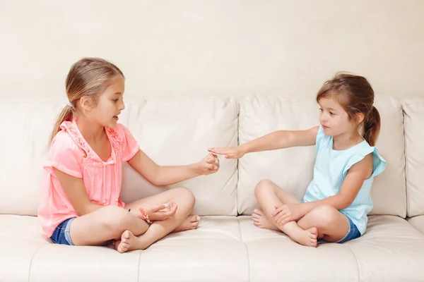 Zwei Freundinnen Spielen Rock Paper Scissors Handspiel Kaukasische Kinder Sitzen — Stockfoto