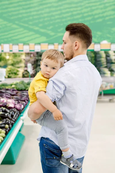 Caucásico Padre Compras Tienda Comestibles Con Bebé Hijo Papá Comprando — Foto de Stock