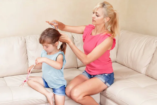 Mère Faisant Coiffer Queue Cheval Cheveux Pour Petite Fille Enfant — Photo