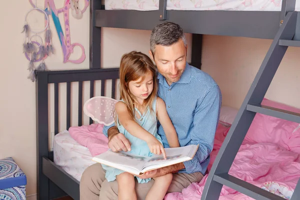 Ayah Membacakan Buku Untuk Putri Kecil Keluarga Bahagia Dua Orang — Stok Foto