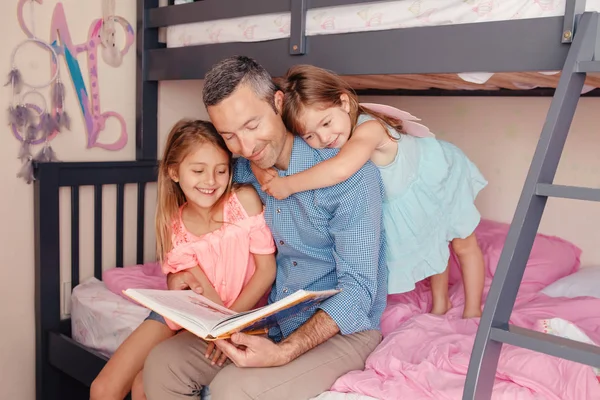 Ayah Membaca Buku Untuk Anak Perempuan Keluarga Dari Tiga Orang — Stok Foto