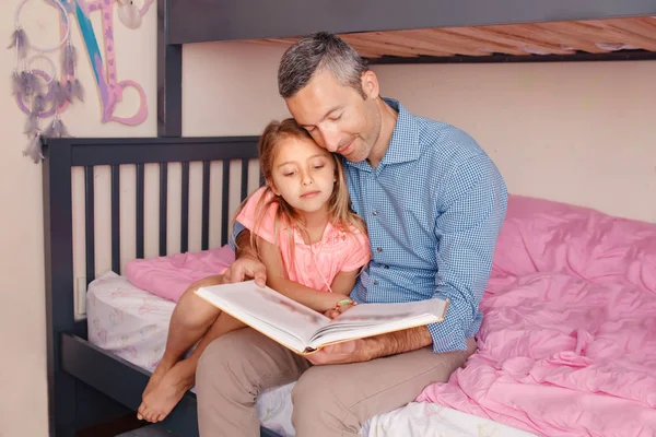 Papá Lee Libro Hija Preadolescente Familia Feliz Dos Sentados Cama — Foto de Stock