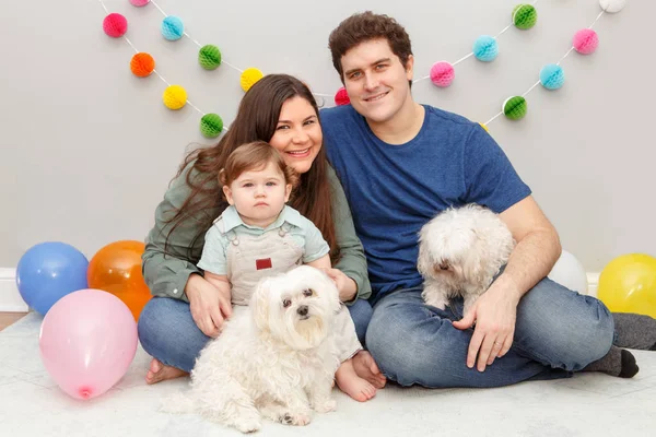 Famiglia Caucasica Con Bambino Che Festeggia Suo Primo Compleanno Casa — Foto Stock