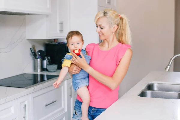 Bayi Kulit Putih Makan Apel Merah Segar Ibu Bahagia Memberi — Stok Foto