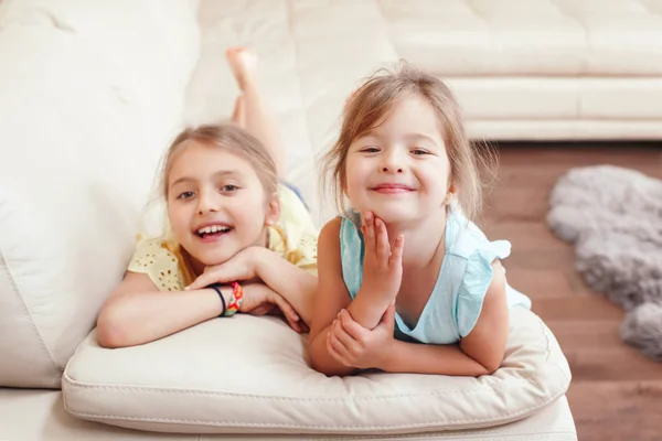 Two Cute Little Caucasian Girls Siblings Playing Home Adorable Smiling — Stock Photo, Image