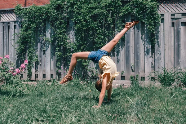Funny Child Teenage Girl Doing Cartwheel Backyard Excited Joyful Kid — Stock Photo, Image
