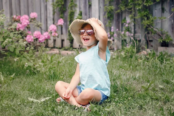 Портрет Милой Очаровательной Девочки Солнечных Очках Соломенной Шляпе Сидящей Траве — стоковое фото