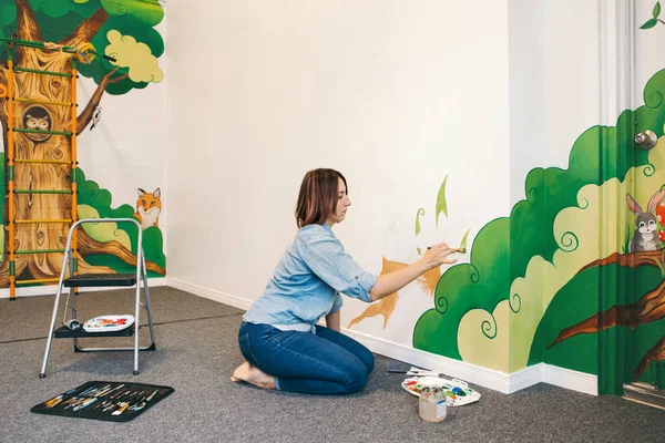 Vit Kvinna Konstnär Handmålning Väggmålning Väggar Inomhus Lägenhet Eller Studio — Stockfoto