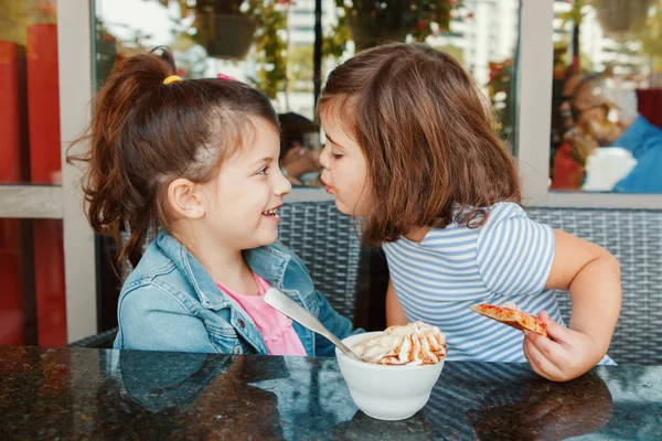 Δύο Αστείες Λευκές Αδερφούλες Φιλιούνται Στο Καφέ Φίλοι Κορίτσια Διασκεδάζουν — Φωτογραφία Αρχείου