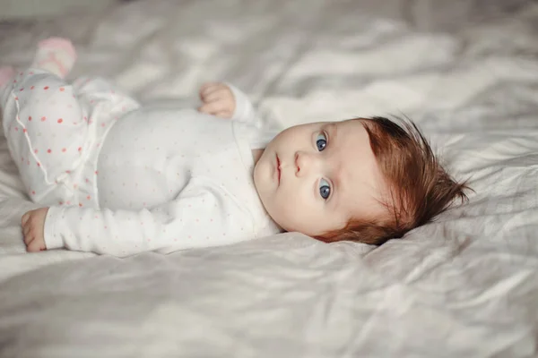 Retrato Primer Plano Del Lindo Bebé Recién Nacido Caucásico Adorable —  Fotos de Stock