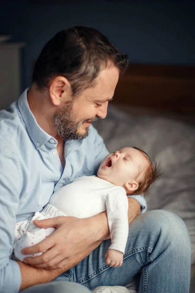 Edad Media Padre Caucásico Con Dormir Bostezo Niña Recién Nacida — Foto de Stock