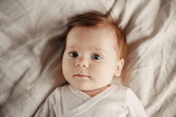 Close Portret Van Schattige Blanke Pasgeboren Baby Schattig Grappig Kindje — Stockfoto