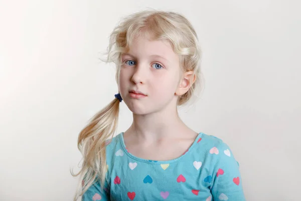 Portrait Belle Fille Blanche Arrogante Coûteuse Avec Des Cheveux Blonds — Photo