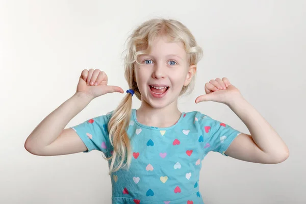 Retrato Hermosa Niña Divertida Alegre Rubia Caucásica Sobre Fondo Claro —  Fotos de Stock