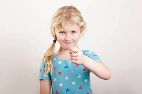 Niña Mostrando Signo Higo Chico Que Expresa Una Fuerte Emoción — Foto de Stock