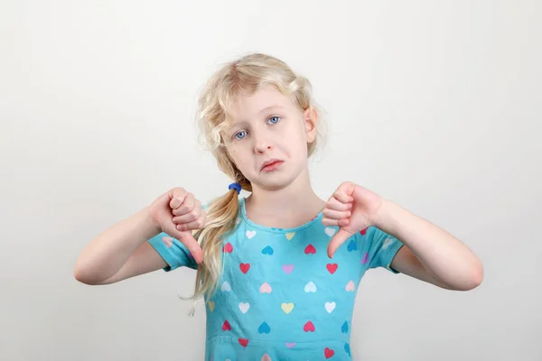 Niño Infeliz Preescolar Mostrando Desagrado Señal Pulgar Dedos Hacia Abajo — Foto de Stock